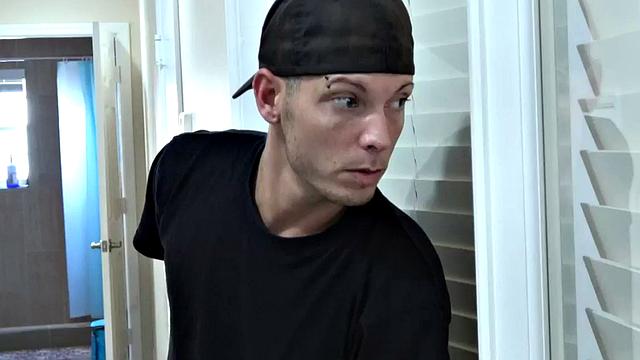 смотри, как блондинка скачет на члене парня после минета