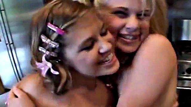 три юные подружки лижут киски и смеются на кухне