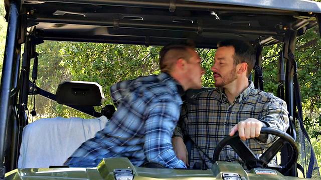 смотри, как накачанные коллеги трахаются без резинки прямо на работе