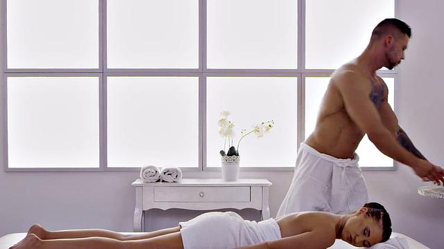 шустрая тату-девка глотает по полной, массаж превращается в шоу