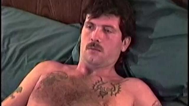 волосатый мужик с дерзкой улыбкой жестко трахается