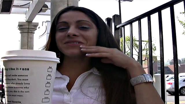 Амина Скай жадно скачет на члене и ловит сперму на лицо.