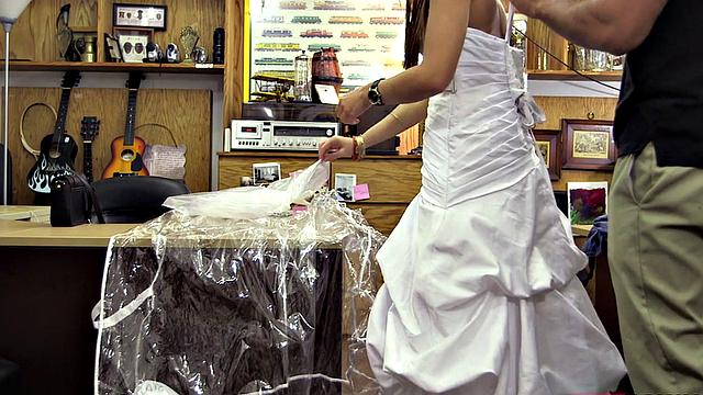 Pawnshop beauty sucking before sex after stripping off