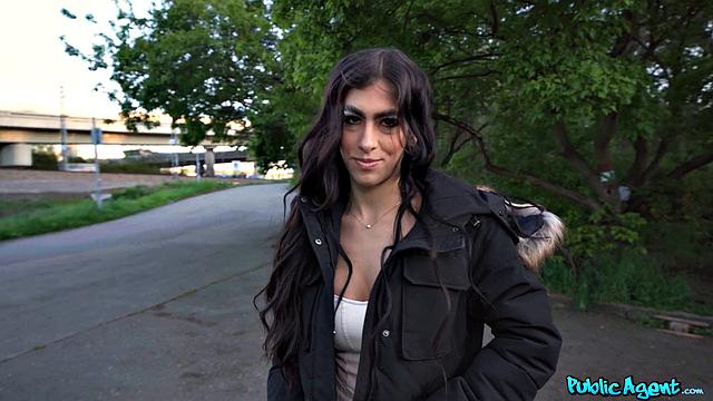 колумбийская красотка с большими сиськами трахается на природе