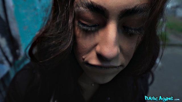 колумбийская красотка с большими сиськами трахается на природе