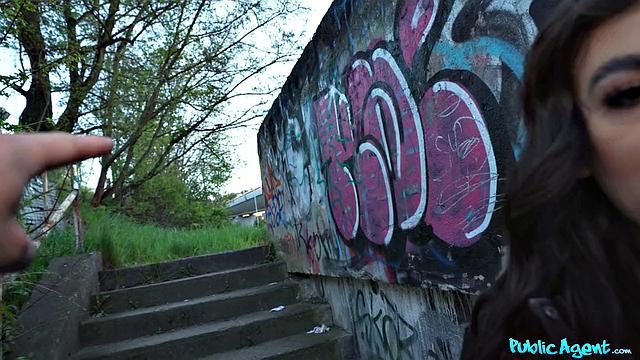 колумбийская красотка с большими сиськами трахается на природе