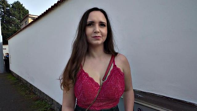 Pulles babe fucks for cash after giving titjob