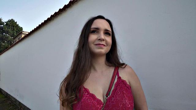 Pulles babe fucks for cash after giving titjob