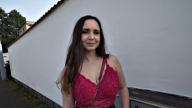 Pulles babe fucks for cash after giving titjob