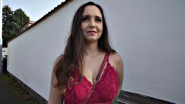 Pulles babe fucks for cash after giving titjob