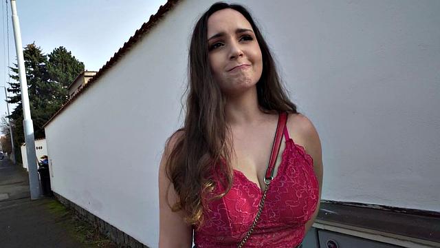 Pulles babe fucks for cash after giving titjob