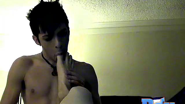 Trace takes William's toes deep for an intense gay first-time toe fuck