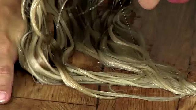 блондинка пьёт мочу на столе и улыбается