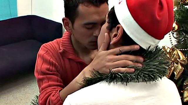 Два латинских мужика устраивают жаркий гей-секс без резины, крупные члены в деле!