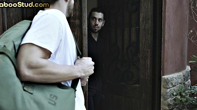 гетеро парень садится на член хозяина ради ночлега