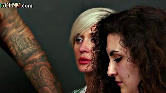 британские тётки устроили студентам весёлую cfnm-разминку