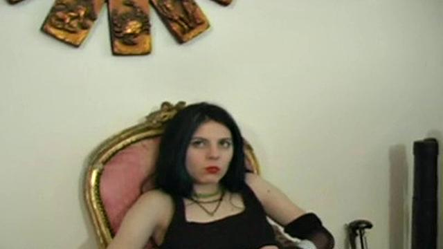 готыка подчинённая терпит порку и проверяет себя на диване