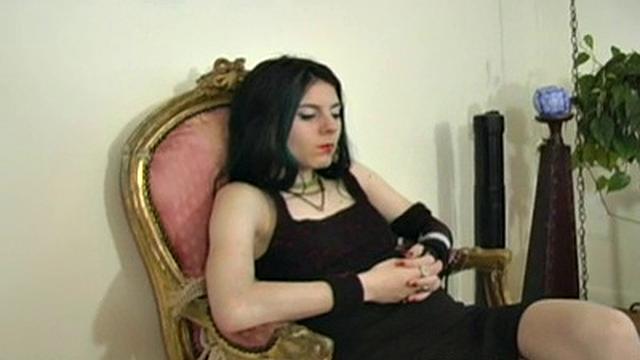 готыка подчинённая терпит порку и проверяет себя на диване