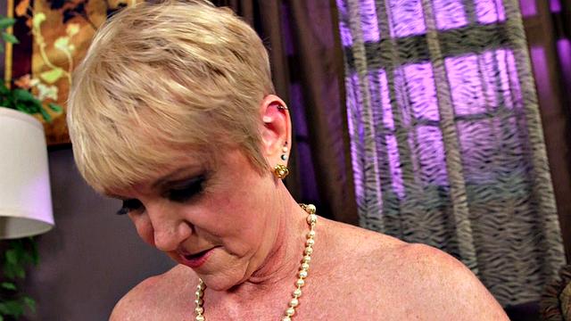 Honey Ray Fucks Her Pot