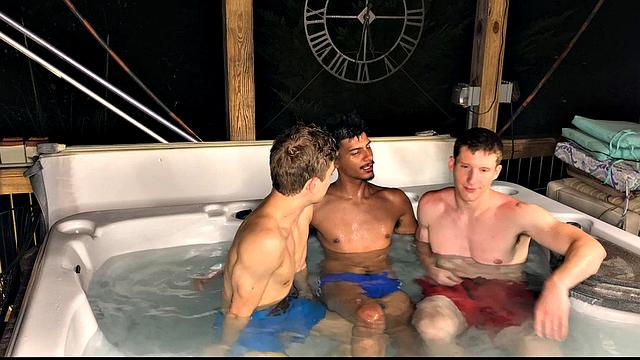 три сводных брата трахаются в джакузи