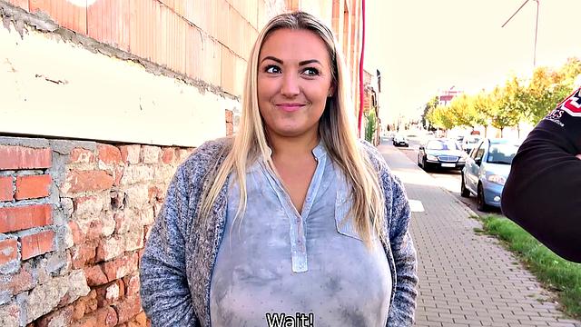 блондинка milf трахается на улице с мужем