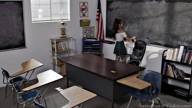 Две лесбиянки в общежитии лижут друг другу киски на кровати, Maya Woulfe и Lexi Grey наслаждаются сексом вместе.