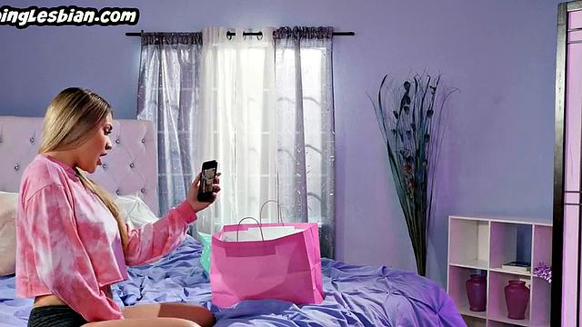 Tiny Asian facesitting her lover before scissoring