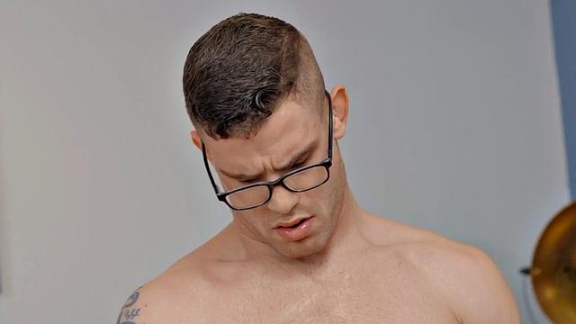 Muscled masturbation jock cums on his face when he reaches the end