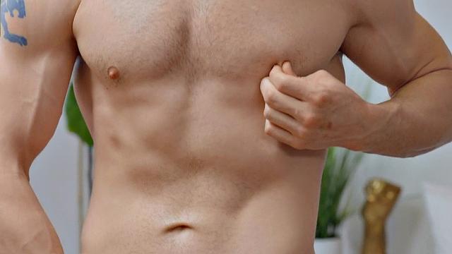 Muscled masturbation jock cums on his face when he reaches the end