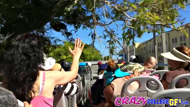 брюнетка сосёт в автобусе и заглатывает сперму до капли