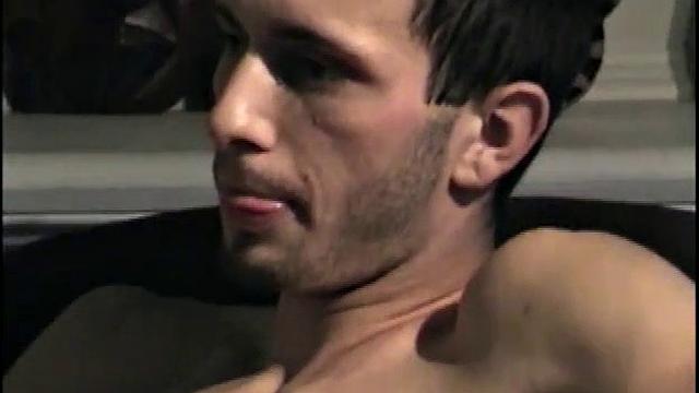 Джейк дрочит и кончает на камеру