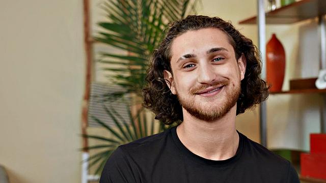 Amateur eager jock with tattoos jerks cock on casting