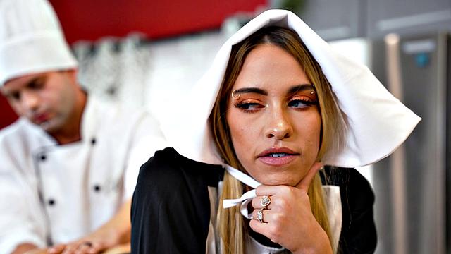 Хлои Капри и Никки Ребел: масляный массаж и анальный секс на кухне