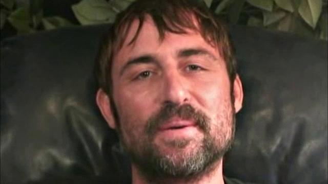 Майк не тянет - дрочит и заливает всё спермой