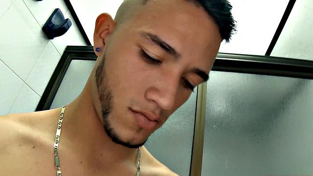 Канцио раздевается догола и дрочит свой стояк на диване