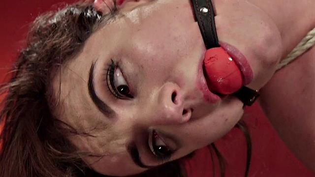 пышная зрелая доминирует над связанной сучкой и мучает вибратором