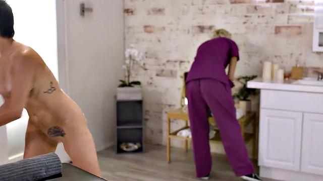 Massaging dykes play in threeway while fingering pussies