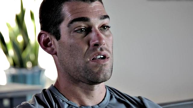 мускулистый парень дрочит в душе