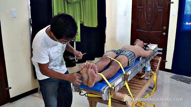 леонард связан и мужик щекочет его