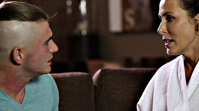 Мачеха с масляными сиськами кайфует от члена пасынка в ванной