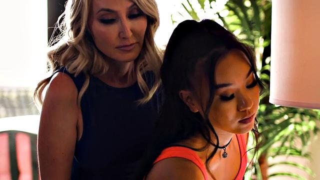 Seducing lez seduces BFF in 3some while fingering