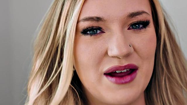 Огненная красотка рычит в догги и выпрашивает кончу