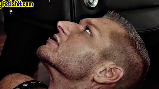 зрелый кожаный папик разрывает двоих парней фистингом