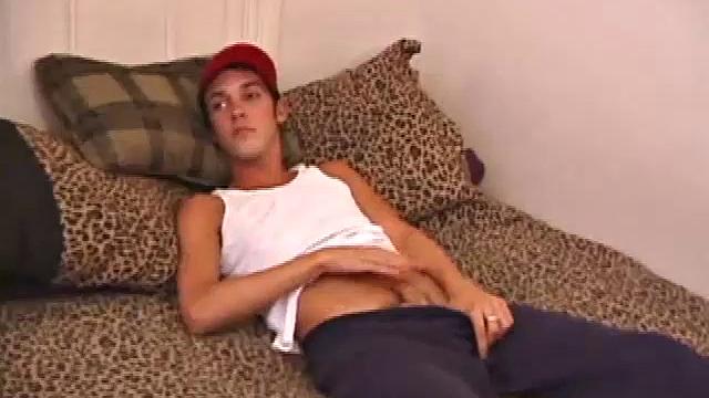 брайс раздевается, дрочит игрушкой в жопе и слизывает сперму