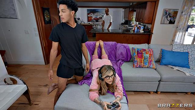 Кали Роузес бросила геймпад ради большого члена соседа - приставки нервно курят в сторонке.