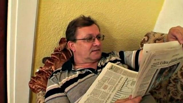 Teen rides old man cock in reverse cowgirl