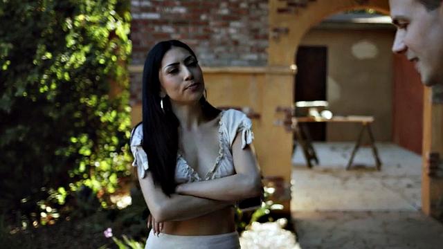 маленькая брюнетка ловит жёстко - и прикалывается