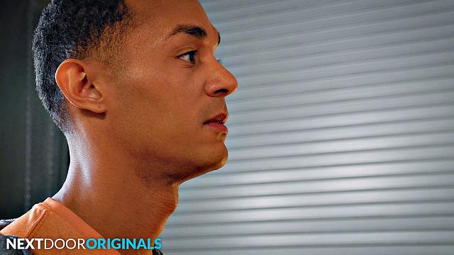 Качок-механик наказывает самоуверенного петуха