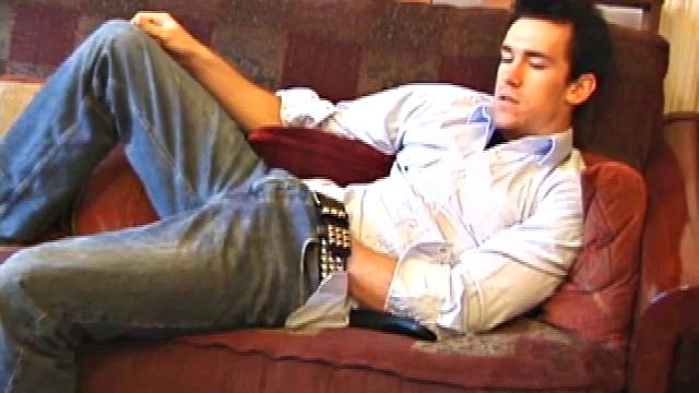 Эйден Кросс дрочит свой крепкий хер и заливает подтянутый пресс спермой