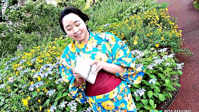 Макино трясёт сиськами и дрочит себе вибратором